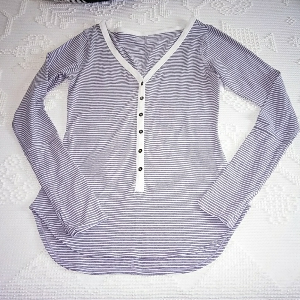 Lululemon gray white long sleeve v neck Shirt SZ S